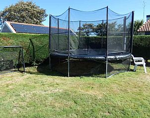 Trampoline in de tuin van NH196 vakantiehuis, Den Burg, Texel.