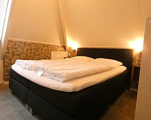 Slaapkamer met tweepersoonsbed in NH196 vakantiehuis, Texel.