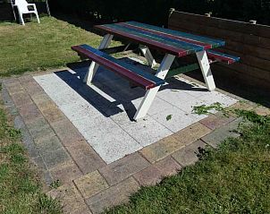 Picknicktafel in de tuin van NH196 vakantiehuis, Texel.