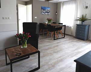 Eetkamer in familie Smit vakantiehuis Den Burg Texel met moderne eettafel en ruime zithoek.