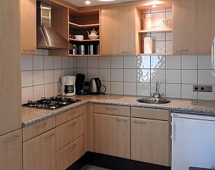 Moderne keuken in familie Smit vakantiehuis Den Burg Texel met complete uitrusting.