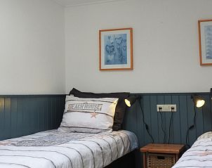 Sfeervolle slaapkamer met twee bedden in familie Smit bungalow Den Burg Texel.