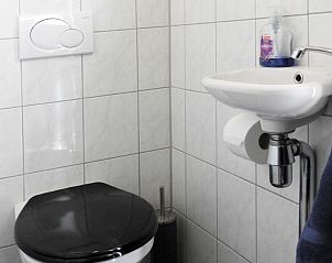 Stijlvolle badkamer in familie Smit bungalow Den Burg Texel met moderne voorzieningen.