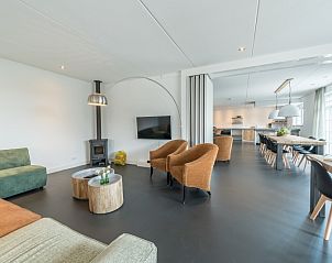 Stijlvolle woonkamer van Groepsverblijf Nieuw Leven 24p in Den Burg, Texel, met moderne inrichting.