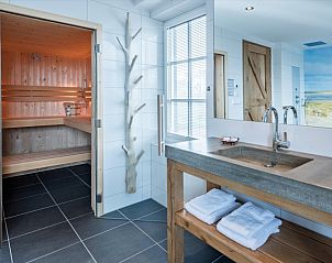 Wellnessfaciliteiten met sauna in Groepsverblijf Nieuw Leven 24p, Den Burg, Texel, voor ultieme ontspanning.