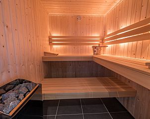Houten sauna in Groepsverblijf Nieuw Leven 24p, Den Burg, Texel, voor een rustgevende ervaring.