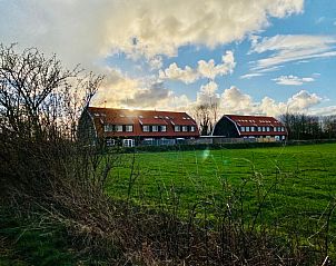 Groepsverblijf Nieuw Leven 24p in Den Burg, Texel, omgeven door weelderige natuur en open velden.