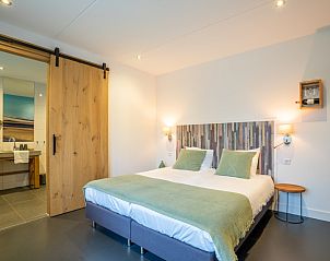 Comfortabele slaapkamer in Groepsverblijf Nieuw Leven 24p, Den Burg, Texel, met ensuite badkamer.