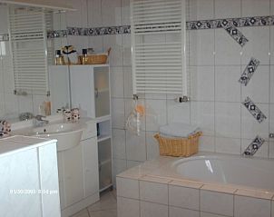 Moderne badkamer in BB Plaatsman, Den Burg, Texel met luxe bad en stijlvolle tegels voor een ontspannen verblijf.