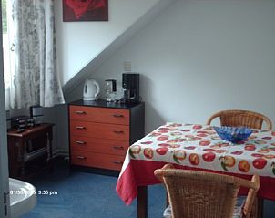 Gezellige eetruimte in BB Plaatsman, Den Burg, Texel met warme inrichting en faciliteiten voor een comfortabel verblijf.