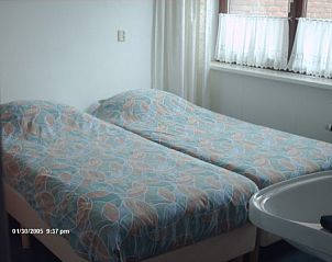 Sfeervolle slaapkamer in BB Plaatsman, Den Burg, Texel met twee eenpersoonsbedden en natuurlijk licht voor een rustgevende nacht.