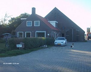 Buitenkant van BB Plaatsman in Den Burg, Texel met traditionele architectuur en uitnodigende entree.