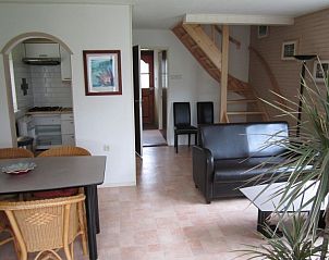 Binnenruimte van bungalow van der Wal in Den Burg, Texel met gezellige zithoek en keuken.