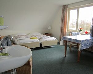 Tweepersoonskamer in B&B van der Wal, Den Burg Texel, met comfortabele bedden en licht interieur voor een aangenaam verblijf.