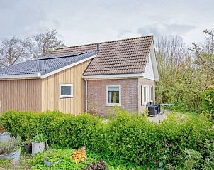 Side view of Holiday home 5 Persoons in Den Burg Texel, with green garden.