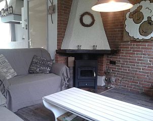 Gezellige woonkamer met open haard in De Kikker vakantiehuis, Den Burg, Texel.