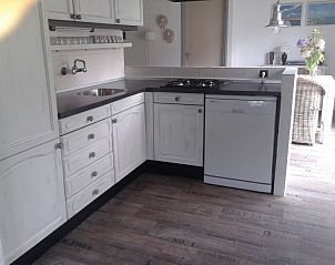 Moderne keuken in De Kikker vakantiehuis, ideaal voor koken in Den Burg, Texel.