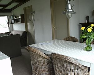 Stijlvolle eetruimte in De Kikker bungalow, Den Burg, Texel, met veel natuurlijk licht.