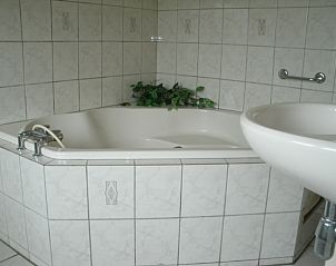 Comfortabele badkamer met bad in De Kikker vakantiehuis, Den Burg, Texel.