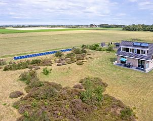 Luchtfoto van Vakantiehuisje in Den Burg met weids uitzicht op Texelse velden, Waddeneilanden.