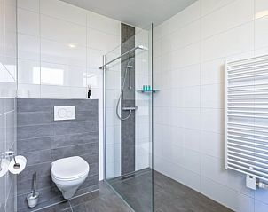 Moderne badkamer in Vakantiehuisje in Den Burg met inloopdouche, Texel.