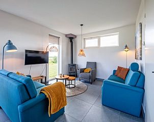 Gezellige woonkamer in Vakantiehuisje in Den Burg met comfortabele zithoek, Texel.