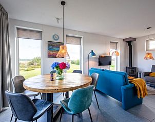 Eethoek met uitzicht op natuur in Vakantiehuisje in Den Burg, Texel.