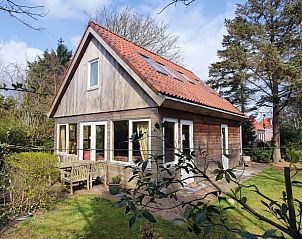 Exterior of The Achterhuys vacation home on Texel with spacious garden.