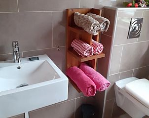 Modern bathroom in The Achterhuys vacation home in Den Burg, Texel.