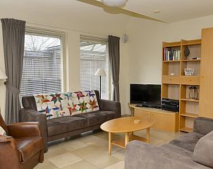 Gezellige woonkamer in Vakantiewoning - Molenhuizen, Den Burg, Texel met comfortabele zitplaatsen en entertainmentopties.