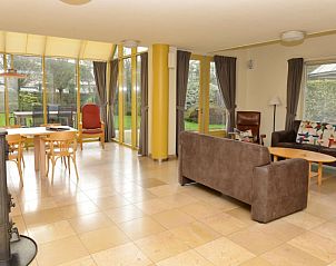 Ruime eet- en woonkamer in Vakantiewoning - Molenhuizen, Den Burg, Texel met uitzicht op de tuin.