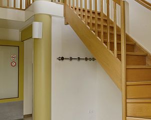 Houten trap in Vakantiewoning - Molenhuizen, Den Burg, Texel, geeft toegang tot de bovenverdieping.