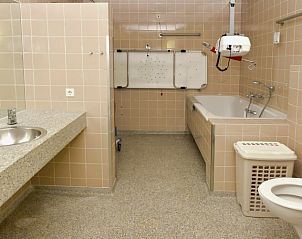 Moderne badkamer in Vakantiewoning - Molenhuizen, Den Burg, Texel met rolstoeltoegankelijke voorzieningen.