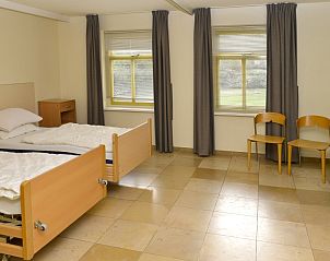 Slaapkamer met twee eenpersoonsbedden in Vakantiewoning - Molenhuizen, Den Burg, Texel, ideaal voor gezinnen.