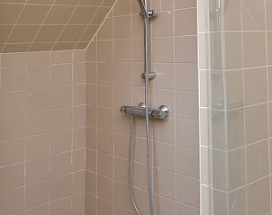 Douche in Vakantiewoning - Molenhuizen, Den Burg, Texel met moderne voorzieningen en rolstoeltoegankelijkheid.