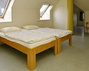 Slaapkamer met dakramen in Vakantiewoning - Molenhuizen, Den Burg, Texel, biedt veel natuurlijk licht.