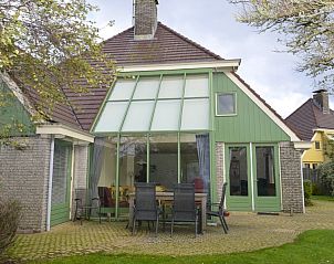 Achteraanzicht van Vakantiewoning - Molenhuizen, Den Burg, Texel met groen terras en tuin.