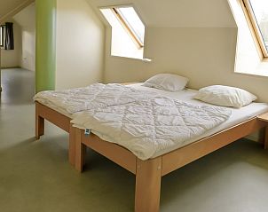 Slaapkamer met groot bed en veel licht in Vakantiewoning - Molenhuizen, Den Burg, Texel.