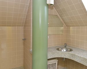 Badkamer met wastafel en douche in Vakantiewoning - Molenhuizen, Den Burg, Texel, voor comfort.