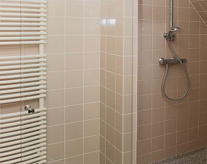 Stijlvolle douche in Vakantiewoning - Molenhuizen, Den Burg, Texel met moderne inrichting.