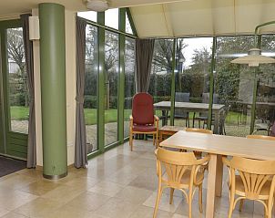 Eetkamer met uitzicht op de tuin in Vakantiewoning - Molenhuizen, Den Burg, Texel, ideaal voor maaltijden.