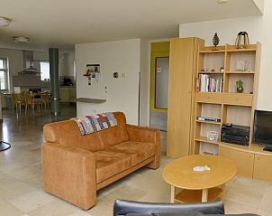 Open woonkamer en keuken in Vakantiewoning - Molenhuizen, Den Burg, Texel, perfect voor gezellig samenzijn.