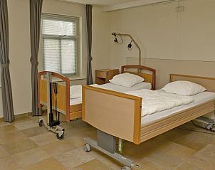 Slaapkamer met verstelbare bedden in Vakantiewoning - Molenhuizen, Den Burg, Texel, biedt comfort.