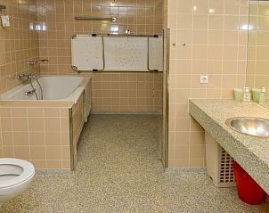 Ruime badkamer met bad en toilet in Vakantiewoning - Molenhuizen, Den Burg, Texel, rolstoeltoegankelijk.