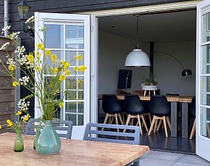 Gezellige eetruimte in Villa Nieuw Leven Texel, vakantiehuis in Den Burg, Texel.