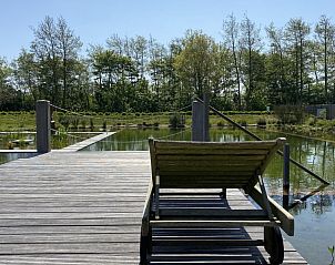 Ontspannen bij de vijver van Villa Nieuw Leven Texel, vakantiehuis in Den Burg, Texel.