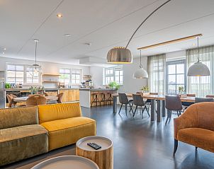 Ruime woonkamer van Villa Nieuw Leven Texel, vakantiehuis in Den Burg, Texel.