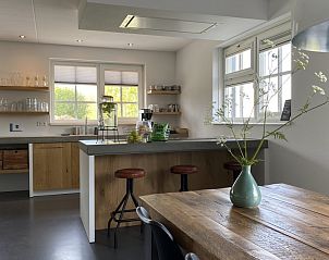 Moderne keuken in Villa Nieuw Leven Texel, vakantiehuis in Den Burg, Texel.