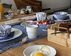 Ontbijt op tafel in Villa Nieuw Leven Texel, vakantiehuis in Den Burg, Texel.