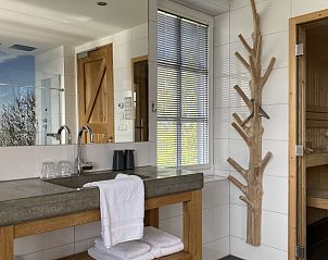 Luxe badkamer met sauna in Villa Nieuw Leven Texel, vakantiehuis in Den Burg, Texel.